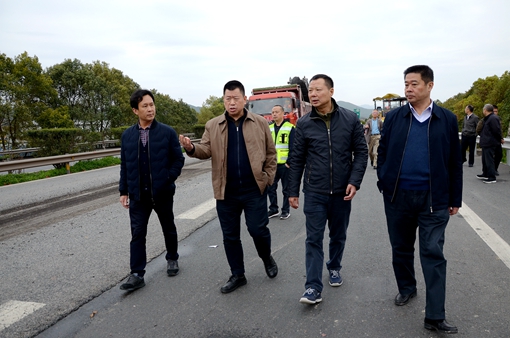 川高ag手机官方官网领导深入绵广高速中修工地调研7_副本.jpg