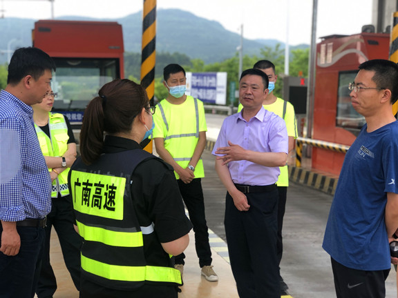 全员共战恢复收费 纪委着力保驾护航——广南ag手机官方官网纪委对沿线各收费站恢复收费工作进行督导检查2.jpg