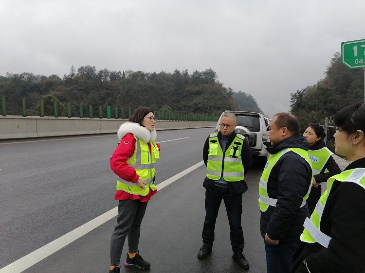 仁沐ag手机官方官网副总经理王静梅检查指导仁沐新高速公路.jpg