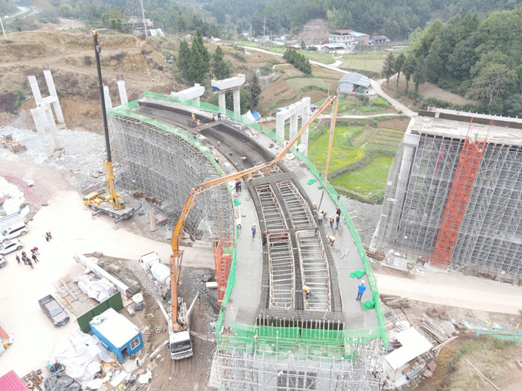 决战四季度 大干一百天 开梁高速开江东枢纽互通建设新进展 (2)_副本.jpg