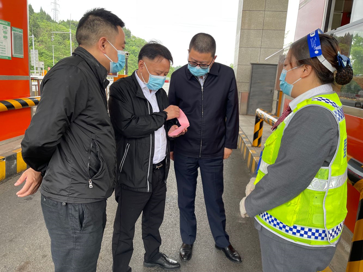 广南ag手机官方官网党委委员、纪委书记刘宇督导辖区路段“五一”节工作2.jpg