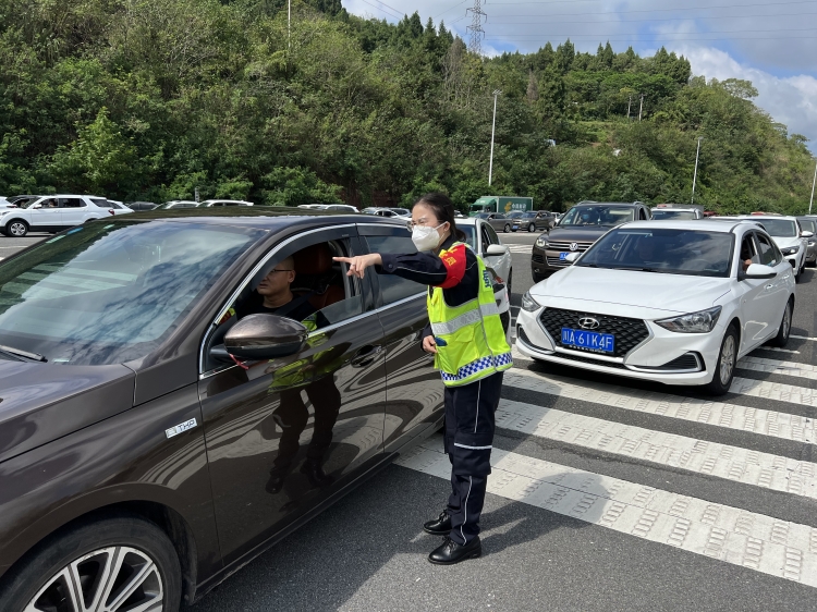 战疫保畅两不误  快速处置勇担当—广南ag手机官方官网高效处置南充北收费站排堵保畅突发事件4.jpg