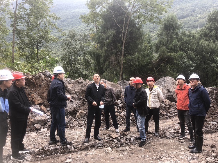 绵九ag手机官方官网董事长曾杰现场督导九绵高速LJ30合同段施工建设.jpg