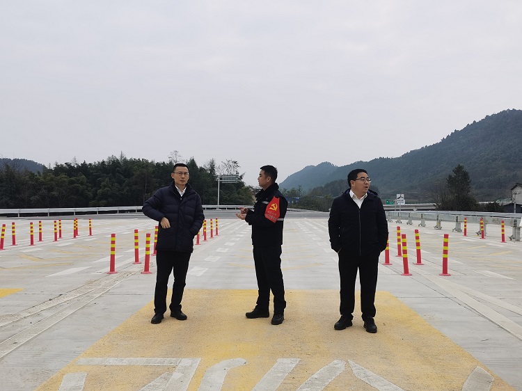 绵九ag手机官方官网党委书记、董事长曾杰检查江油通车段营运筹备工作.jpg
