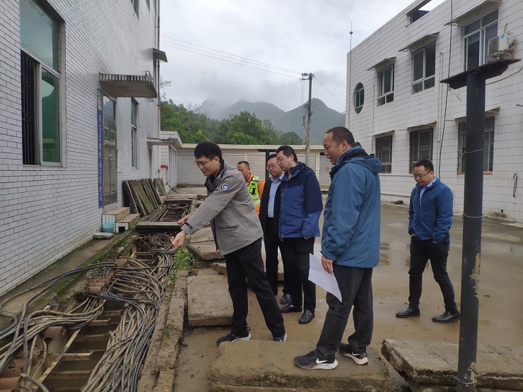 川东ag手机官方官网副总经理陈石调研督导隧道供水系统.jpg