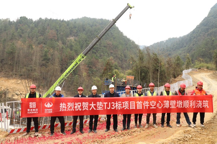 TJ3标首件薄壁墩顺利浇筑(1).jpg