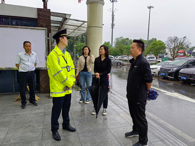 川东ag手机官方官网开展服务区（停车区）五一节前专项检查 1_副本.jpg