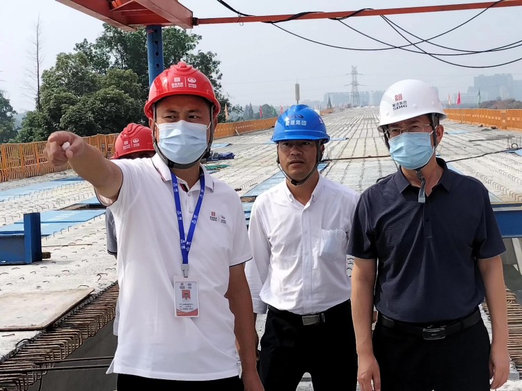 ag手机官方官网党委副书记、总经理王世法督导现场施工_副本.jpg