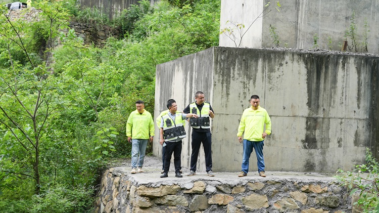（挂网、微推）20250625川南ag手机官方官网开展辖区高速公路汛期地质灾害和桥梁运行安全风险隐患排查2.jpg