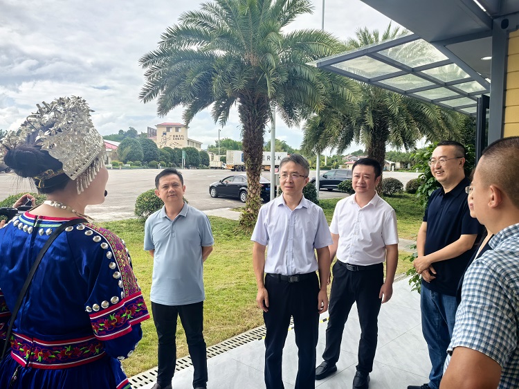 （微推、网站）四川省总工会副主席王超一行调研川南ag手机官方官网纳黔高速叙永服务区工会驿站 (4).JPG