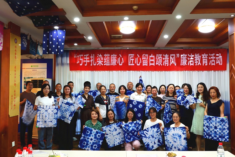 川南ag手机官方官网纪委开展“巧手扎染蕴廉心 匠心留白颂清风”廉洁教育活动1.JPG