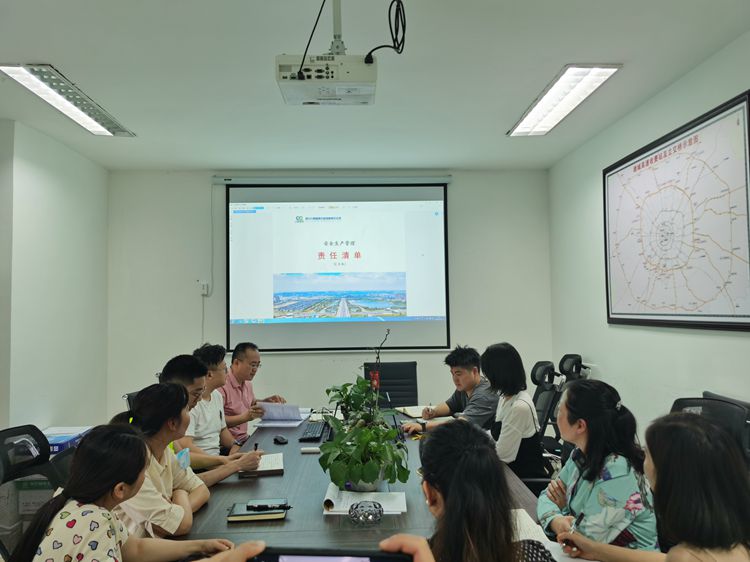 20220510川西ag手机官方官网养护部与路安部共同组织开展养护管理安全生产标准宣贯培训_副本.jpg