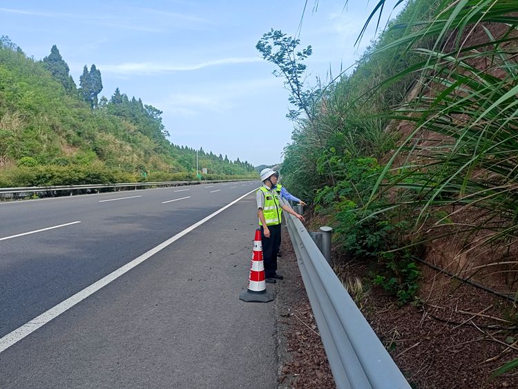 20250525渝蓉高速组织开展节前排查筑牢安全出行防线 (2)_副本.jpg