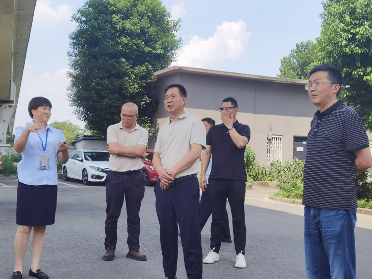 03 川西ag手机官方官网党委书记、董事长刘小刚一行到大件站指导安全防汛工作_副本.jpg