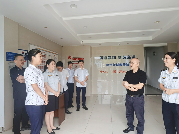 20250811川西ag手机官方官网党委委员、副总经理孙彬到渝蓉高速开展汛期安全督导暨“夏送清凉”慰问活动4_副本.jpg