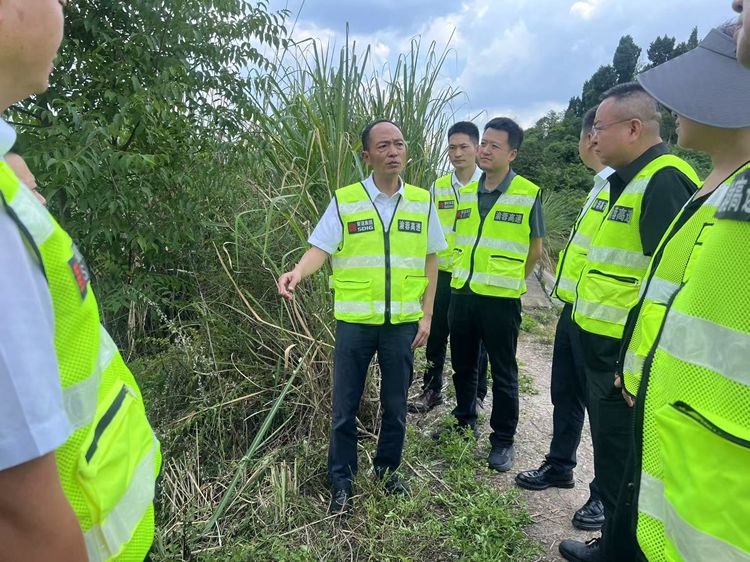 20250814川西ag手机官方官网党委副书记、总经理何雁一行到渝蓉高速开展防汛安全检查2_副本.jpg