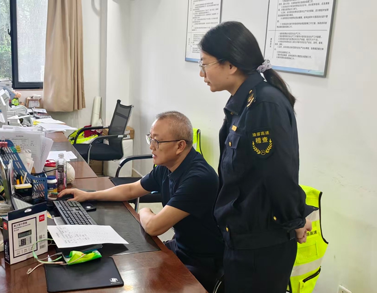 20250924川西ag手机官方官网党委副书记、副总经理孙彬赴渝蓉高速开展包保路段“国庆”“中秋”节前安全督查工作 (3)_副本.jpg