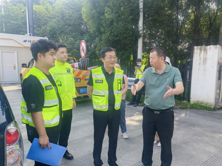 川西ag手机官方官网副总经理边举先一行赴绕西管理处货运大道站开展国庆、中秋节前安全检查.png