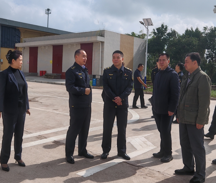 20251104四川省交通运输综合行政执法总队副总队长(副局长)吴晨到渝蓉高速检查服务区开通工作_副本_副本_副本.jpg