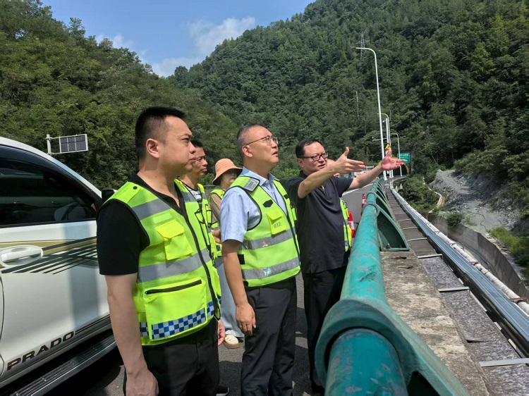 川高ag手机官方官网副总经理仇宁涛一行赴广甘高速公路开展安全包保检查 -7.17(挂网.jpg