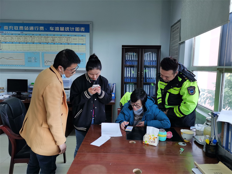 no592-成南ag手机官方官网南充管理处成功追缴降档欠费客车通行费8万余元.jpg