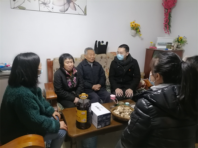 no605-成南ag手机官方官网组织开展进社区“双报到”活动（易成祥）.jpg