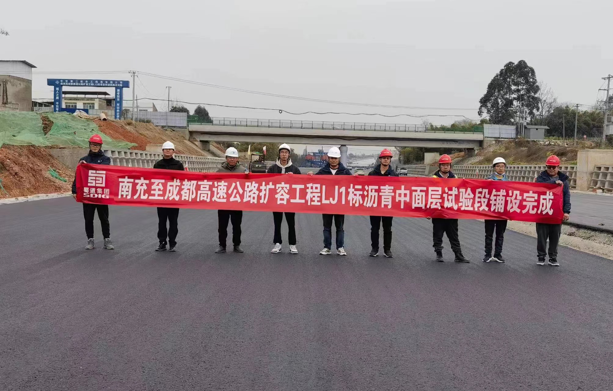 no69-奋战开门红！成南高速扩容项目成都入城复线段沥青路面中面层试验段顺利铺筑1.jpg