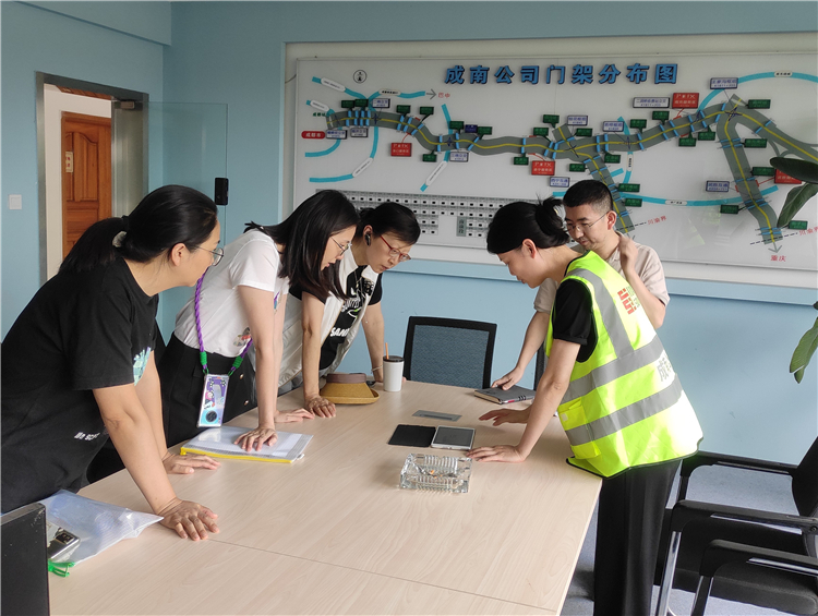 成南ag手机官方官网收费管理部调研义和收费站集团高速公路收费管理平台使用情况 .jpg