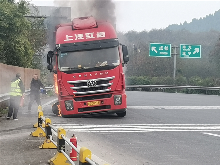 成南ag手机官方官网大英收费站高效处置货车自燃事故.jpg