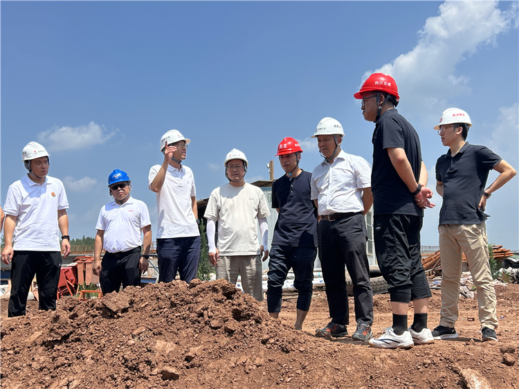 成南ag手机官方官网党委副书记、总经理万忠金督导调研成南扩容南充段工程工作开展情况.jpg