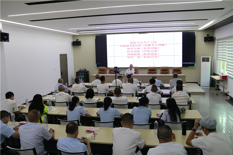 四川省应急管理厅二级巡视员黄志文到成南ag手机官方官网开展安全生产综合能力提升培训.JPG