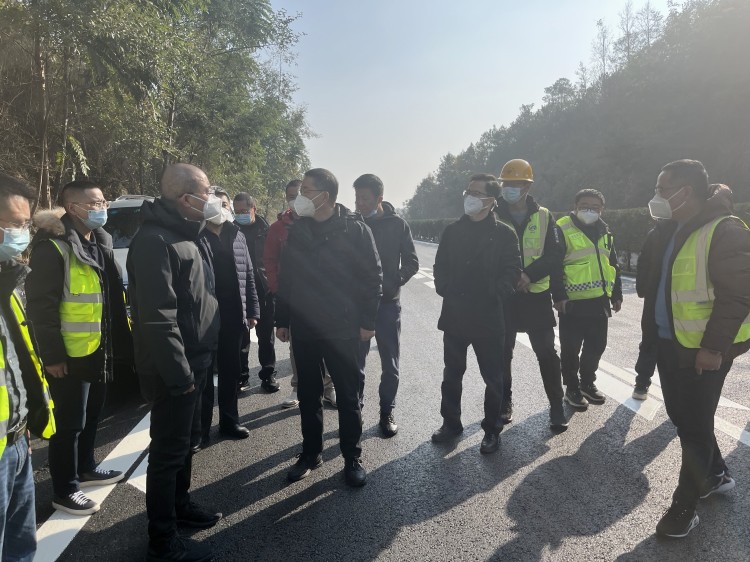 12.21+养护部+ag手机官方官网闫平董事长带队调研绵遂全线路面养护专项工程施工现场_副本.jpg