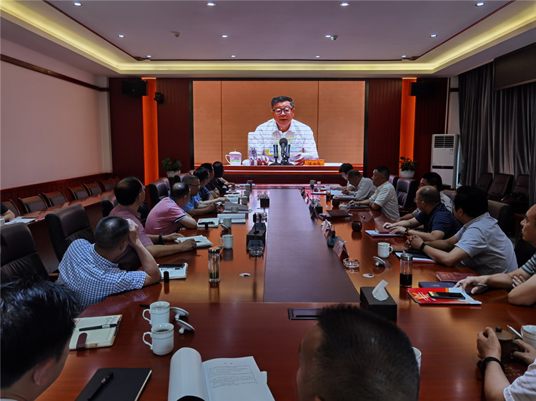 雅西ag手机官方官网党委中心组集中学习总书记“七一”重要讲话精神观看聆听专家专题宣讲视频2_副本.jpg